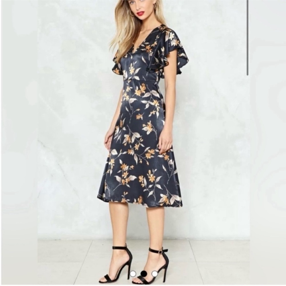 Elli White All over floral Satin v neck midi dress flare cap sleeve